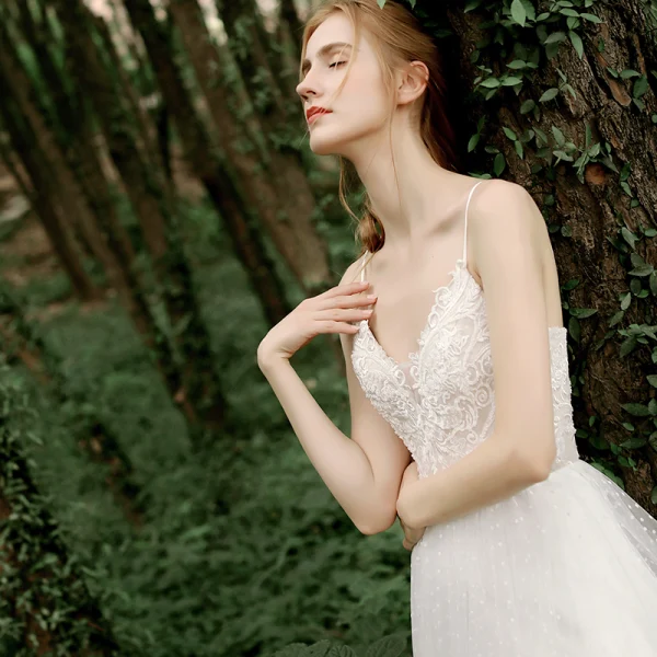 Blanche Jardin / Extérieur Légère Robe De Mariée 2020 Princesse Bretelles Spaghetti Sans Manches Dos Nu Tachetée Tulle Appliques En Dentelle Fendue devant Train De Balayage Volants