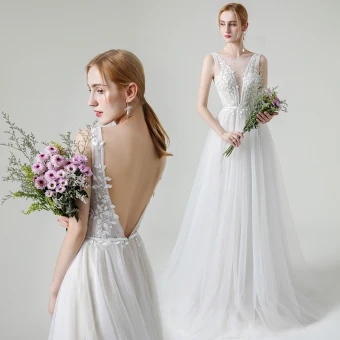 Champagne Jardin Extérieur Légère Robe De Mariée 2020 Princesse Transparentes Col V Profond Sans Manches Dos Nu Appliques En Dentelle Perlage Perle Ceinture Train De Balayage Volants