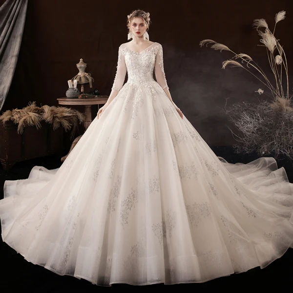 Schöne Champagner Hochzeits Brautkleider / Hochzeitskleider 2020 Ballkleid Durchsichtige V-Ausschnitt 3/4 Ärmel Rückenfreies Applikationen Spitze Perlenstickerei Kathedrale Schleppe Rüschen