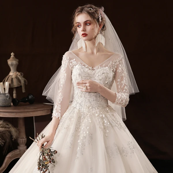 Schöne Champagner Hochzeits Brautkleider / Hochzeitskleider 2020 Ballkleid Durchsichtige V-Ausschnitt 3/4 Ärmel Rückenfreies Applikationen Spitze Perlenstickerei Kathedrale Schleppe Rüschen