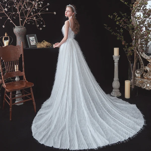 Erschwinglich Garten / Im Freien Weiß Brautkleider / Hochzeitskleider 2020 A Linie Spaghettiträger Ärmellos Rückenfreies Feder Glanz Polyester Stoffgürtel Hof-Schleppe
