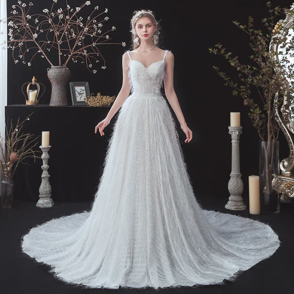Erschwinglich Garten / Im Freien Weiß Brautkleider / Hochzeitskleider 2020 A Linie Spaghettiträger Ärmellos Rückenfreies Feder Glanz Polyester Stoffgürtel Hof-Schleppe