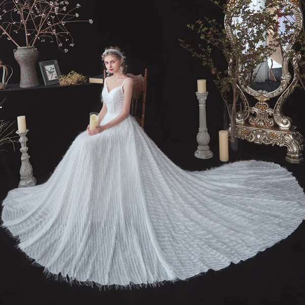 Erschwinglich Garten / Im Freien Weiß Brautkleider / Hochzeitskleider 2020 A Linie Spaghettiträger Ärmellos Rückenfreies Feder Glanz Polyester Stoffgürtel Hof-Schleppe