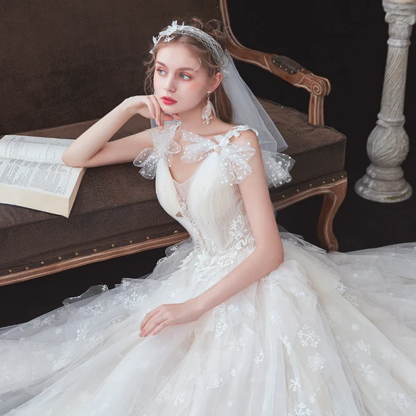 Chic / Belle Champagne La Mariée Robe De Mariée 2020 Princesse Transparentes Col v profond Sans Manches Dos Nu Noeud Appliques En Dentelle Perlage Tribunal Train