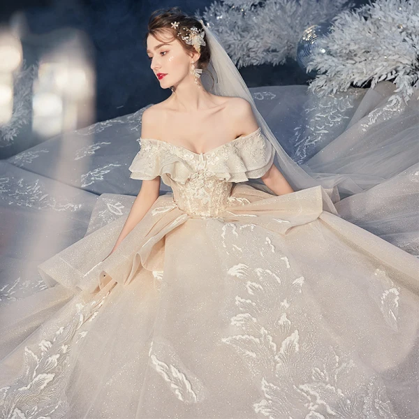Bäst Champagne Brud Bröllopsklänningar 2020 Balklänning Av Axeln Korta ärm Halterneck Appliqués Spets Beading Glittriga / Glitter Tyll Cathedral Train Ruffle