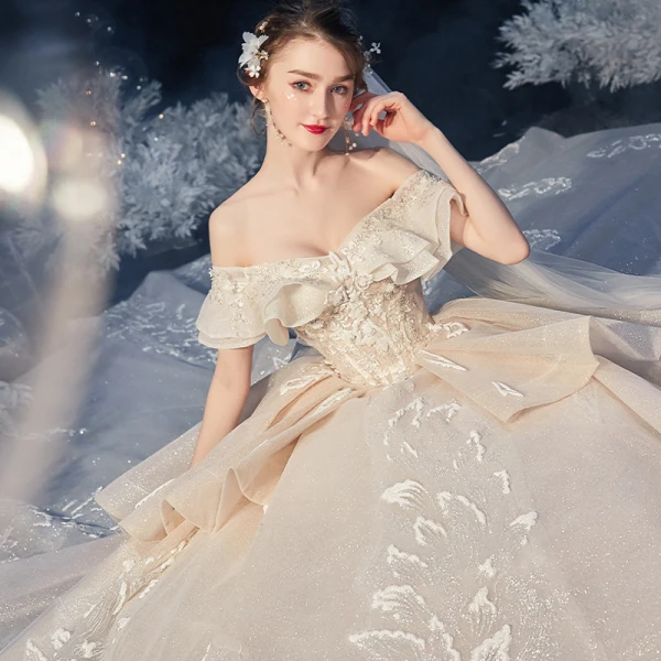 Bäst Champagne Brud Bröllopsklänningar 2020 Balklänning Av Axeln Korta ärm Halterneck Appliqués Spets Beading Glittriga / Glitter Tyll Cathedral Train Ruffle