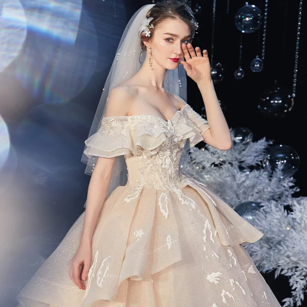 Bäst Champagne Brud Bröllopsklänningar 2020 Balklänning Av Axeln Korta ärm Halterneck Appliqués Spets Beading Glittriga / Glitter Tyll Cathedral Train Ruffle