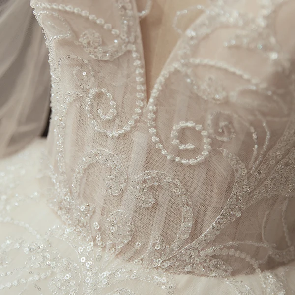 Luxe Ivoire La Mariée Robe De Mariée 2020 Robe Boule Transparentes Col v profond Gonflée Manches Longues Dos Nu Appliques En Dentelle Paillettes Perlage Cathedral Train Volants