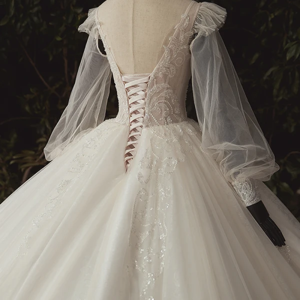 Luxe Ivoire La Mariée Robe De Mariée 2020 Robe Boule Transparentes Col v profond Gonflée Manches Longues Dos Nu Appliques En Dentelle Paillettes Perlage Cathedral Train Volants