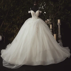 Luxe Ivoire La Mariée Robe De Mariée 2020 Robe Boule Bretelles Spaghetti Col V Profond Sans Manches Dos Nu Appliques En Dentelle Perlage Cathedral Train Volants