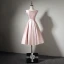Simple Rose Bonbon Satin de retour Robe De Graduation 2020 Princesse De l'épaule Manches Courtes Ceinture Mi-Longues Volants Dos Nu Robe De Ceremonie