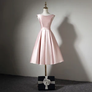 Schlicht Pink Satin Heimkehr Abiballkleider 2020 A Linie Off Shoulder Kurze Ärmel Stoffgürtel Knielang Rüschen Rückenfreies Festliche Kleider