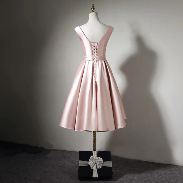 Simple Rose Bonbon Satin de retour Robe De Graduation 2020 Princesse De l'épaule Manches Courtes Ceinture Mi-Longues Volants Dos Nu Robe De Ceremonie