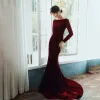 Eleganta Burgundy Velour Aftonklänningar 2020 Trumpet / Sjöjungfru Urringning Långärmad Beading Genomskinliga Halterneck Svep Tåg Formella Klänningar