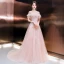 Meilleur Rougissant Rose Robe De Soirée 2020 Princesse Transparentes Encolure Dégagée Manches Courtes Plumes Appliques Fleur Perlage Train De Balayage Volants Dos Nu Robe De Ceremonie