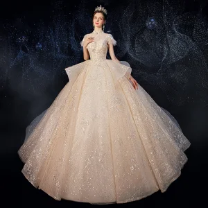 Vintage Champagne Brud Bröllopsklänningar 2020 Balklänning Genomskinliga Hög Hals Korta Ärm Halterneck Appliqués Spets Paljetter Beading Cathedral Train Ruffle
