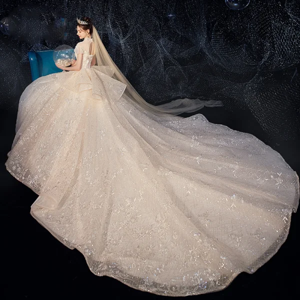 Vintage / Originale Champagne La Mariée Robe De Mariée 2020 Robe Boule Transparentes Col Haut Manches Courtes Dos Nu Appliques En Dentelle Paillettes Perlage Cathedral Train Volants