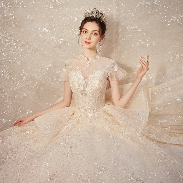 Vintage / Originale Champagne La Mariée Robe De Mariée 2020 Robe Boule Transparentes Col Haut Manches Courtes Dos Nu Appliques En Dentelle Paillettes Perlage Cathedral Train Volants