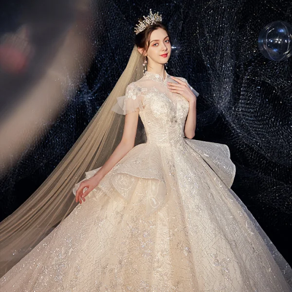 Vintage / Originale Champagne La Mariée Robe De Mariée 2020 Robe Boule Transparentes Col Haut Manches Courtes Dos Nu Appliques En Dentelle Paillettes Perlage Cathedral Train Volants