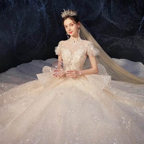 Vintage / Originale Champagne La Mariée Robe De Mariée 2020 Robe Boule Transparentes Col Haut Manches Courtes Dos Nu Appliques En Dentelle Paillettes Perlage Cathedral Train Volants