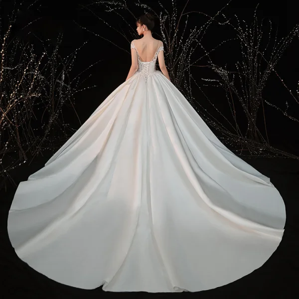 Illusion Ivoire Satin La Mariée Robe De Mariée 2020 Robe Boule Transparentes Encolure Dégagée Manches Courtes Dos Nu Appliques En Dentelle Perlage Cathedral Train