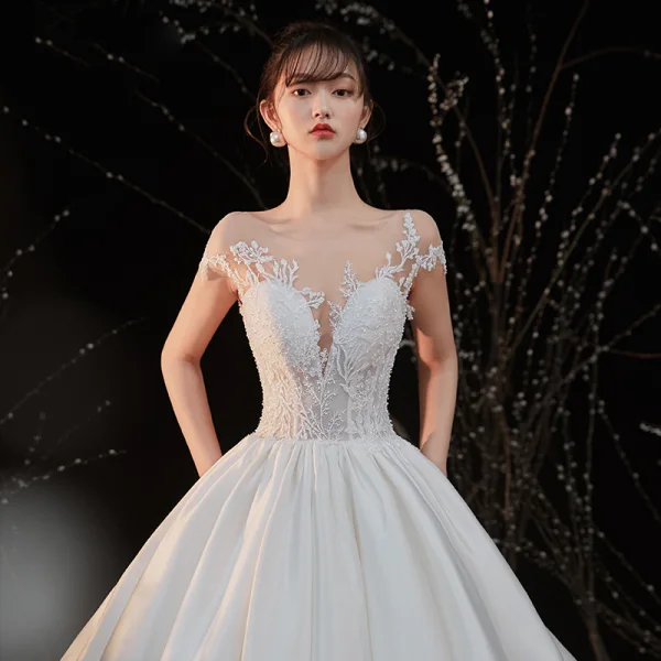 Illusion Ivoire Satin La Mariée Robe De Mariée 2020 Robe Boule Transparentes Encolure Dégagée Manches Courtes Dos Nu Appliques En Dentelle Perlage Cathedral Train