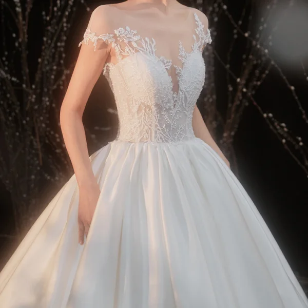 Illusion Ivoire Satin La Mariée Robe De Mariée 2020 Robe Boule Transparentes Encolure Dégagée Manches Courtes Dos Nu Appliques En Dentelle Perlage Cathedral Train