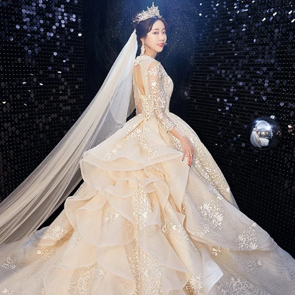 Luxe Champagne La Mariée Robe De Mariée 2020 Robe Boule Transparentes Col v profond Dos Nu Appliques En Dentelle Perlage Glitter Tulle Cathedral Train Volants 3/4 Manches