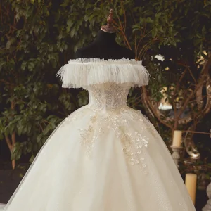 Gama Alta Champán Boda Vestidos De Novia 2020 Ball Gown Fuera Del Hombro Manga Corta Sin Espalda Pluma Apliques Flor Rebordear Glitter Tul Cathedral Train