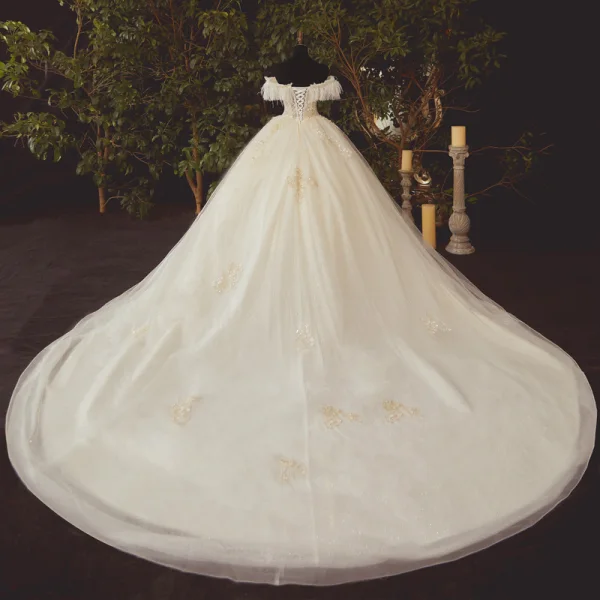 High End Champagner Hochzeits Brautkleider / Hochzeitskleider 2020 Ballkleid Off Shoulder Kurze Ärmel Rückenfreies Feder Applikationen Blumen Perlenstickerei Glanz Tülle Kathedrale Schleppe