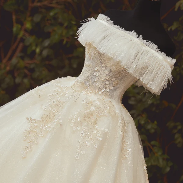 High End Champagner Hochzeits Brautkleider / Hochzeitskleider 2020 Ballkleid Off Shoulder Kurze Ärmel Rückenfreies Feder Applikationen Blumen Perlenstickerei Glanz Tülle Kathedrale Schleppe
