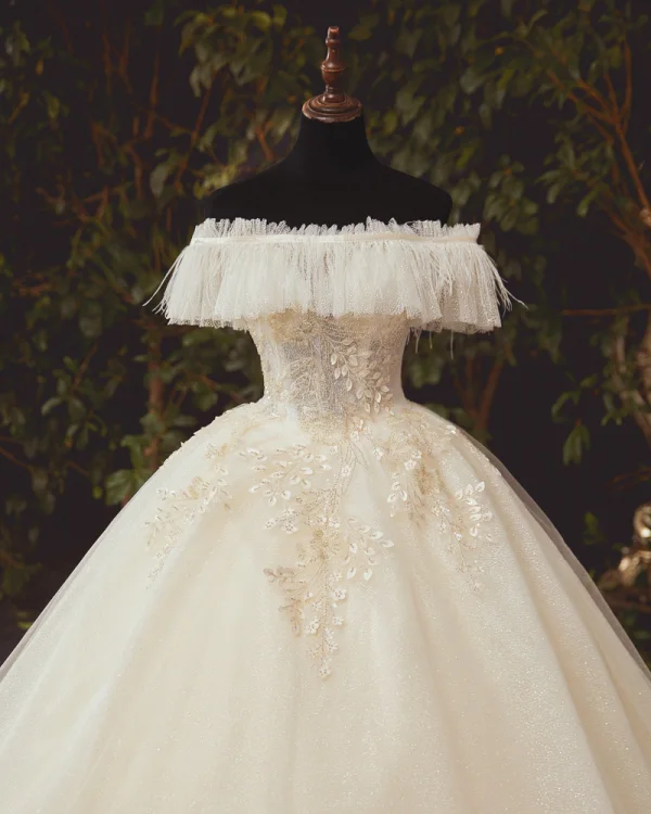 High End Champagner Hochzeits Brautkleider / Hochzeitskleider 2020 Ballkleid Off Shoulder Kurze Ärmel Rückenfreies Feder Applikationen Blumen Perlenstickerei Glanz Tülle Kathedrale Schleppe