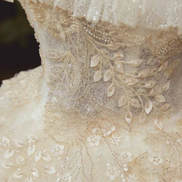High End Champagner Hochzeits Brautkleider / Hochzeitskleider 2020 Ballkleid Off Shoulder Kurze Ärmel Rückenfreies Feder Applikationen Blumen Perlenstickerei Glanz Tülle Kathedrale Schleppe