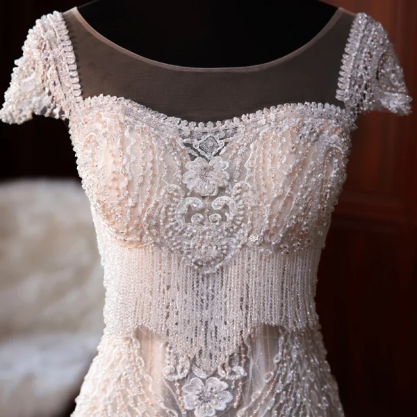 Luxe Champagne La Mariée Robe De Mariée 2020 Trompette / Sirène Transparentes Encolure Carrée Manches Courtes Dos Nu Appliques En Dentelle Fait main Perlage Gland Tribunal Train Volants