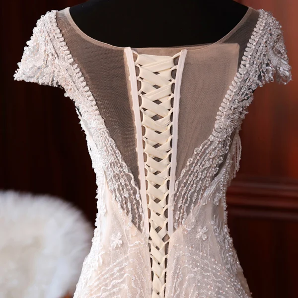 Luxe Champagne La Mariée Robe De Mariée 2020 Trompette / Sirène Transparentes Encolure Carrée Manches Courtes Dos Nu Appliques En Dentelle Fait main Perlage Gland Tribunal Train Volants