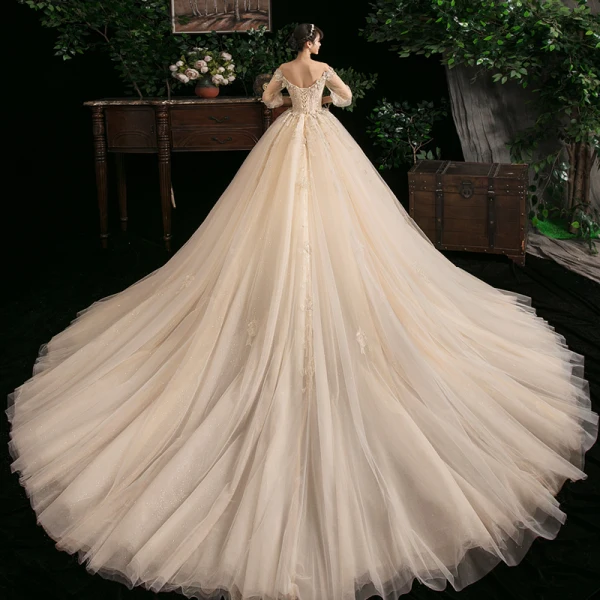 Style Victorien Champagne La Mariée Robe De Mariée 2020 Robe Boule De l'épaule Gonflée 3/4 Manches Dos Nu Appliques En Dentelle Fleur Perlage Glitter Tulle Cathedral Train Volants