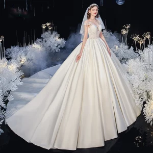 Illusion Ivory Creme Satin Hochzeits Brautkleider Hochzeitskleider 2020 Ballkleid Durchsichtige Rundhalsausschnitt Kurze Ärmel Rückenfreies Perlenstickerei Applikationen Spitze Kathedrale Schleppe
