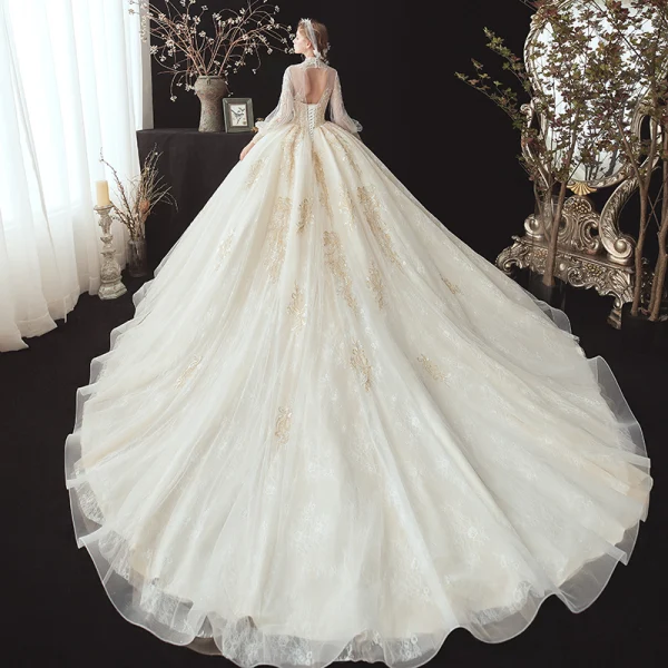 Viktorianischer Stil Champagner Hochzeits Brautkleider / Hochzeitskleider 2020 Ballkleid Durchsichtige Stehkragen Geschwollenes Lange Ärmel Rückenfreies Applikationen Spitze Perlenstickerei Kathedrale Schleppe