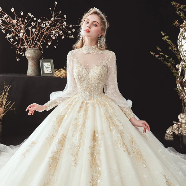 Viktorianischer Stil Champagner Hochzeits Brautkleider / Hochzeitskleider 2020 Ballkleid Durchsichtige Stehkragen Geschwollenes Lange Ärmel Rückenfreies Applikationen Spitze Perlenstickerei Kathedrale Schleppe