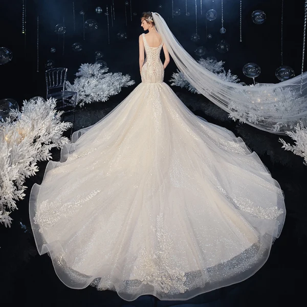 Élégant Champagne La Mariée Robe De Mariée 2020 Trompette / Sirène Transparentes Col v profond Sans Manches Dos Nu Appliques En Dentelle Paillettes Perlage Chapel Train
