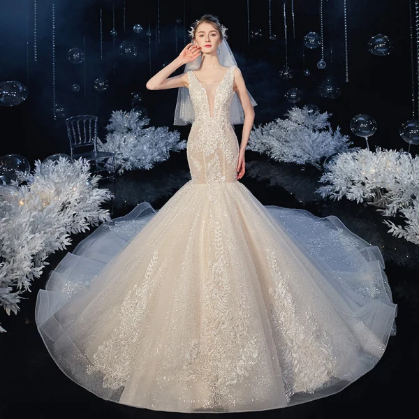 Élégant Champagne La Mariée Robe De Mariée 2020 Trompette / Sirène Transparentes Col v profond Sans Manches Dos Nu Appliques En Dentelle Paillettes Perlage Chapel Train