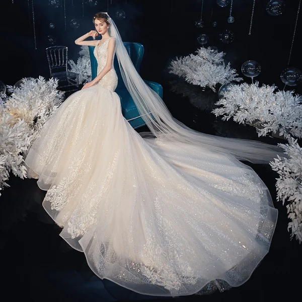 Élégant Champagne La Mariée Robe De Mariée 2020 Trompette / Sirène Transparentes Col v profond Sans Manches Dos Nu Appliques En Dentelle Paillettes Perlage Chapel Train