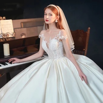 Illusion Ivoire Satin Transparentes La Mariée Robe De Mariée 2020 Robe Boule Encolure Dégagée Manches Courtes Dos Nu Appliques En Dentelle Perlage Chapel Train Volants