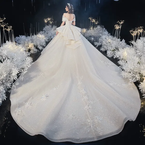 Chic / Belle Champagne La Mariée Robe De Mariée 2020 Robe Boule De l'épaule Manches Courtes Dos Nu Glitter Tulle Appliques En Dentelle Perlage Cathedral Train