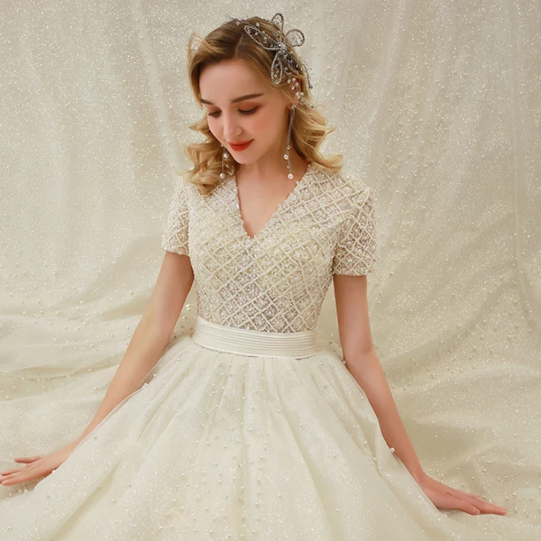 Luxe Champagne La Mariée Robe De Mariée 2020 Robe Boule V-Cou Manches Courtes Dos Nu Perlage Perle Glitter Tulle Cathedral Train Volants