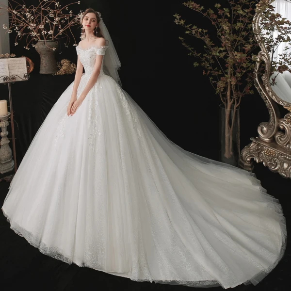 Schöne Weiß Hochzeits Brautkleider / Hochzeitskleider 2020 Ballkleid Off Shoulder Kurze Ärmel Rückenfreies Applikationen Spitze Pailletten Kapelle-Schleppe Rüschen
