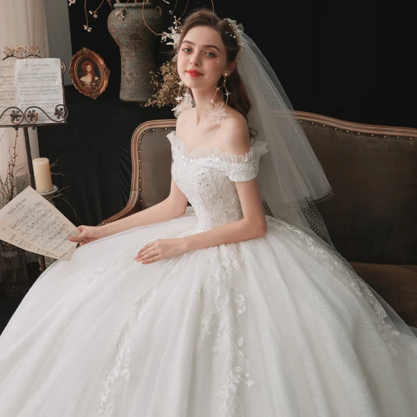 Schöne Weiß Hochzeits Brautkleider / Hochzeitskleider 2020 Ballkleid Off Shoulder Kurze Ärmel Rückenfreies Applikationen Spitze Pailletten Kapelle-Schleppe Rüschen