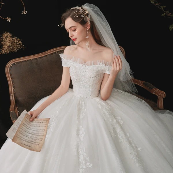 Schöne Weiß Hochzeits Brautkleider / Hochzeitskleider 2020 Ballkleid Off Shoulder Kurze Ärmel Rückenfreies Applikationen Spitze Pailletten Kapelle-Schleppe Rüschen