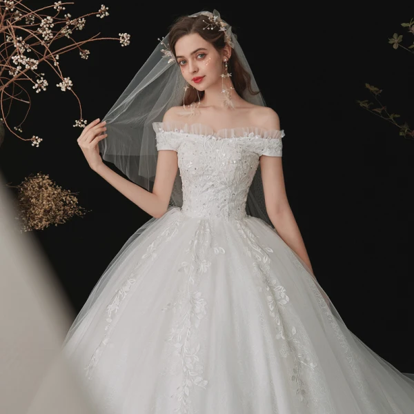 Schöne Weiß Hochzeits Brautkleider / Hochzeitskleider 2020 Ballkleid Off Shoulder Kurze Ärmel Rückenfreies Applikationen Spitze Pailletten Kapelle-Schleppe Rüschen