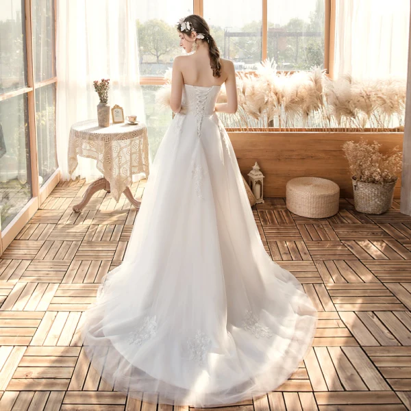 Elegant Outdoor / Garden White Wedding Dresses 2020 A-Line / Princess Sweetheart Sleeveless Backless Appliques Lace Beading Sweep Train Ruffle